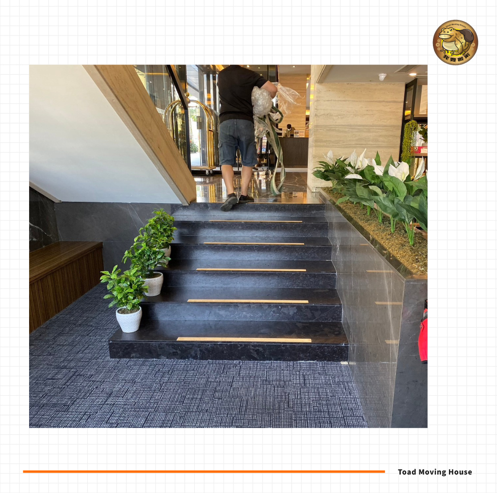 搬運通道狹窄、轉角多或有階梯，也可能影響搬鋼琴費用