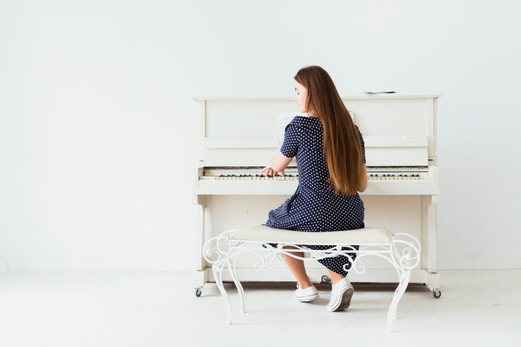 搬運直立式鋼琴的費用約NT$ 2,500起，加上一層約$500的樓層費。